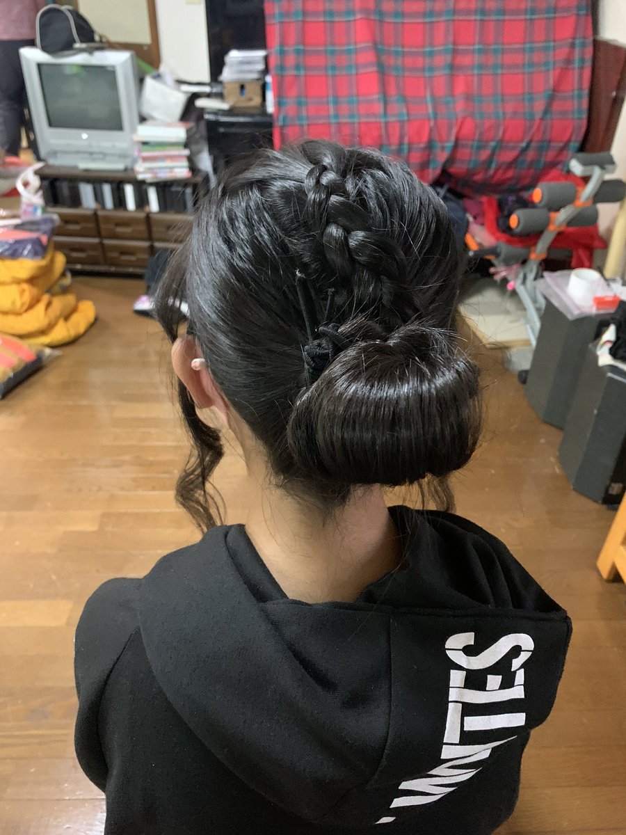 Haruna در توییتر 昨日はダンスの髪型と言うことでヘアアレンジを練習してみました 色んな髪型をやったのですがボツが多くて泣きましたwwwwwwww もうすぐ本番もあるので踊りの練習も 髪型の練習もメイク練習も頑張りたいと思います T Co