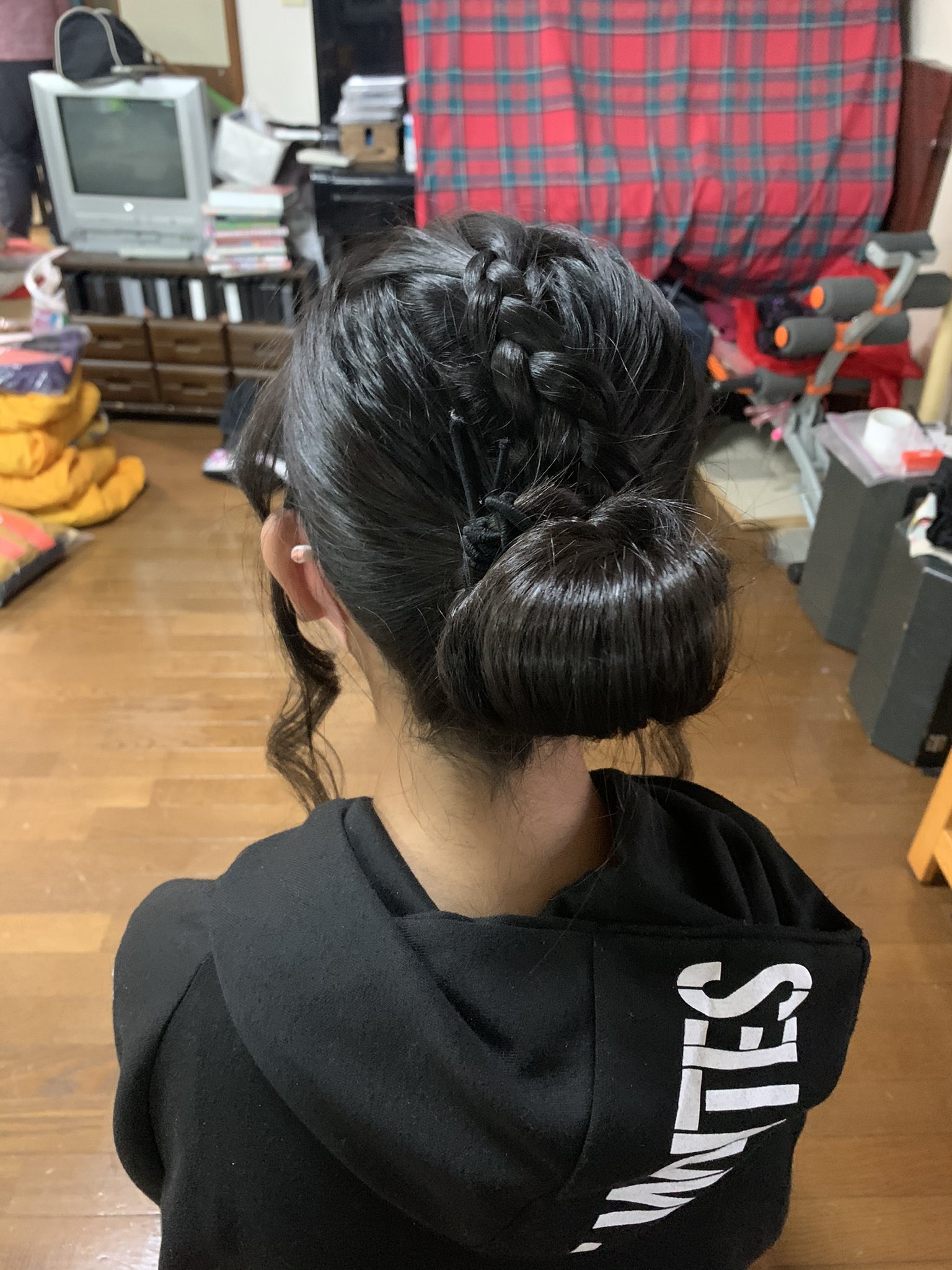 Twitter 上的 Haruna 昨日はダンスの髪型と言うことでヘアアレンジを練習してみました 色んな髪型をやったのですがボツが多くて泣きましたwwwwwwww もうすぐ本番もあるので踊りの練習も 髪型の練習もメイク練習も頑張りたいと思います T