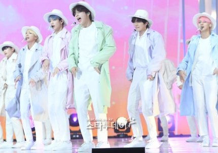 TXTBrasil_'s tweet photo. 📌 | Performance de Blue Hour na conferência de imprensa.

via: txtonnews 
#TXT #BlueHoue @TXT_members https://t.co/iw8ILJmCta
