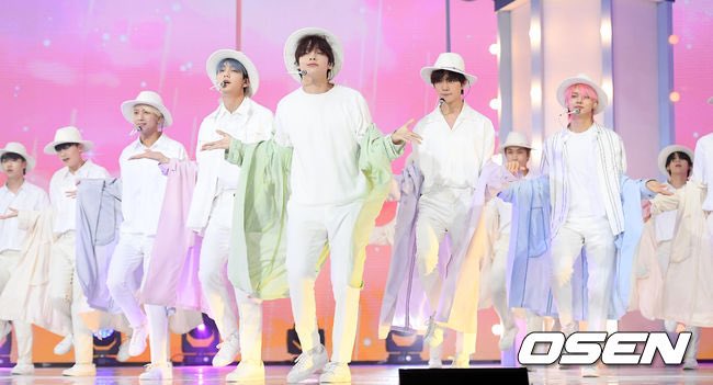 TXTBrasil_'s tweet photo. 📌 | Performance de Blue Hour na conferência de imprensa.

via: txtonnews 
#TXT #BlueHoue @TXT_members https://t.co/iw8ILJmCta