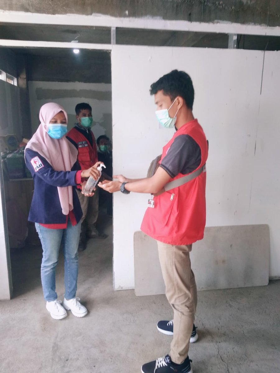 pmi_Lobar's tweet photo. Kegiatan Bimtek Team WASH pmi Lombok Barat Bersama Team Sibat Desa Guntur Macan Kecamatan Gunung Sari Sekaligus Penyerahan Peta Jaringan Pipanisasi Kepada Pemerintah Desa Setempat.
#TeamWASH
#SibatGunturmacan
#Relawanpmi
#solidaritasuntukkemanusiaan
#palangmerahindonesia https://t.co/OQLikqTVBL