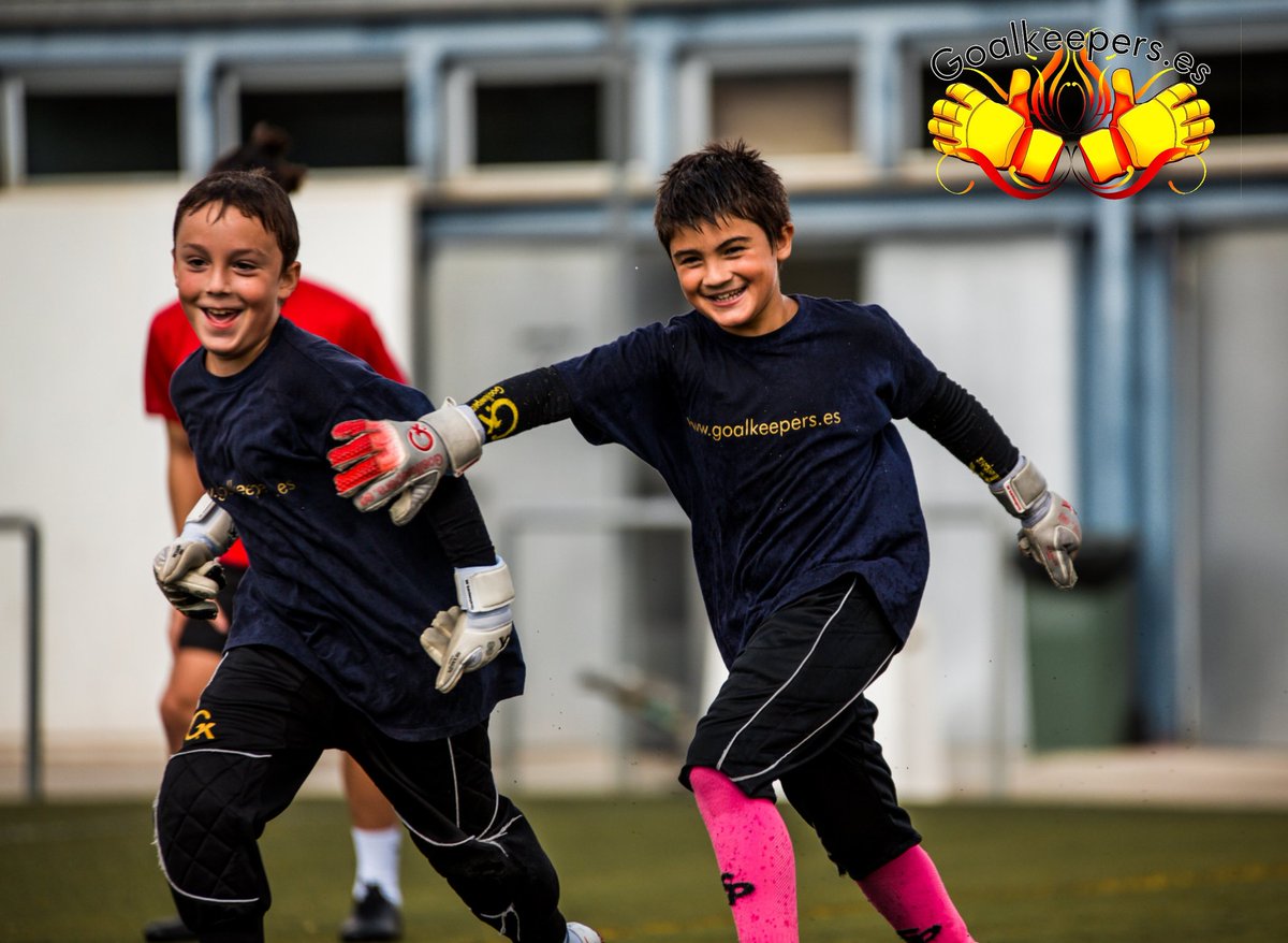 Uno de nuestros valores principales es que nuestros porteros disfruten con su trabajo, se formen como profesionales pero a la vez crecer como personas

Hoy queremos destacar el impecable comportamiento de nuestros porteros y esperemos que nunca dejéis de sonreir.

#goalkeepers