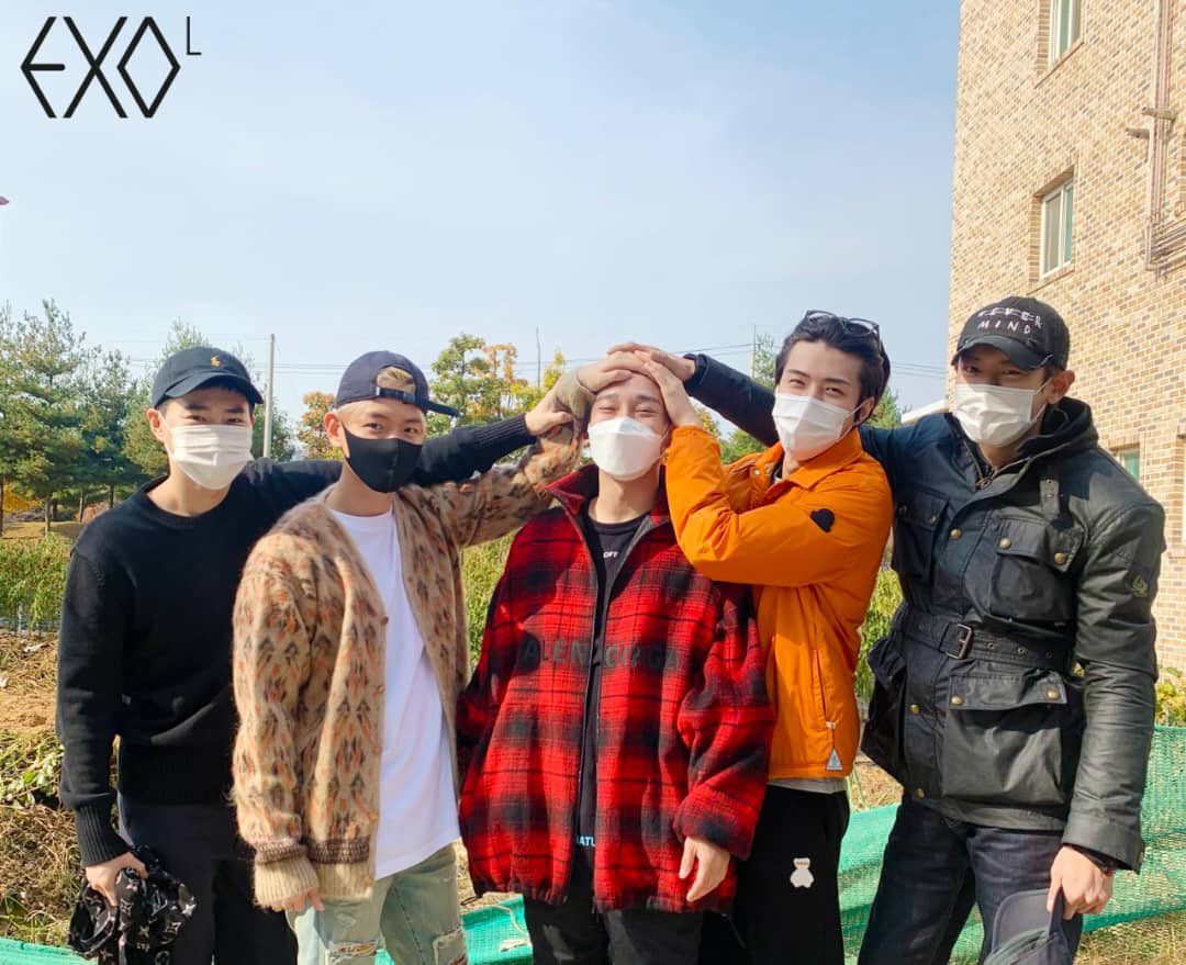 EXOPublicity's tweet photo. These pics teach us:

If u are happy to wait then its love. No matter what kind of hurricanes hit the team, we remains strong,WE ARE still ONE. We must fasten our seatbelts.Prepare for battles

One more thing...We love you.

-FriendBases-
@weareoneEXO #EXO from: teameris https://t.co/4tJTEgSjjS