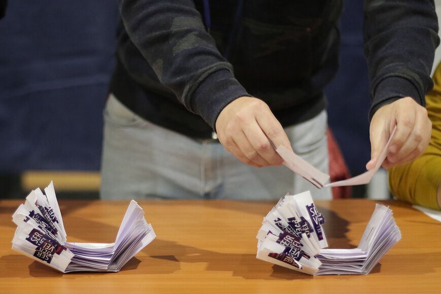 latercera's tweet photo. #FactCheckingLT en plebiscito ✔🗳❌: Actas de constitución de mesas con fecha de abril y el supuesto robo de cajas de votos en Santiago https://t.co/YQb6tjSfle https://t.co/JjpQFNCP0n