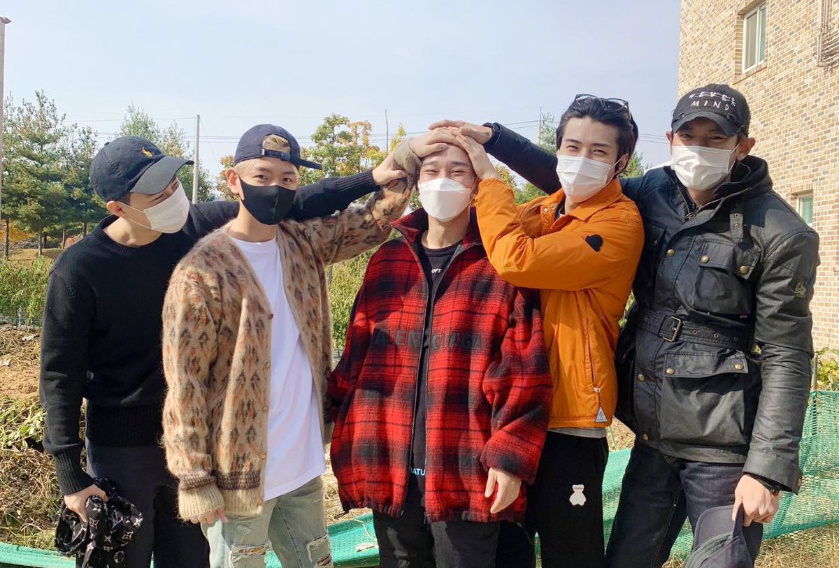 EXOCBXMX's tweet photo. Tenemos nuestras 4 fotos #EXOL, lo dije somos una gran familia. 

WE ARE ONE❤

#EXO #CHEN #EXOL @weareoneEXO https://t.co/9tsHbVtgLW