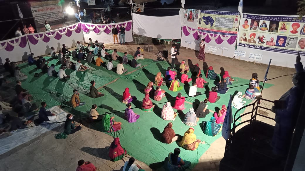 Vijayanary1343's tweet photo. સ્વયમ્ સૈનિક દળના માધ્યમથી ઐતિહાસિક ભારતના મૂળનિવાસી નાયક અનાર્ય રાજા મહિષાસુર શહાદત દિવસ કાર્યક્રમનું આયોજન કરવામાં આવેલું જેમાં સ્વયમ્ સૈનિક દળ ના સૈનિકોએ શિસ્ત અનુશાસન અને કોરોનાની ગાઇડલાઈનનું પાલન કરી પોતાના માનવતાવાદી મૂળનીવાસી અનાર્ય રાજા મહિષાસુર ને સલામી આપી https://t.co/KJ9qbnmS05