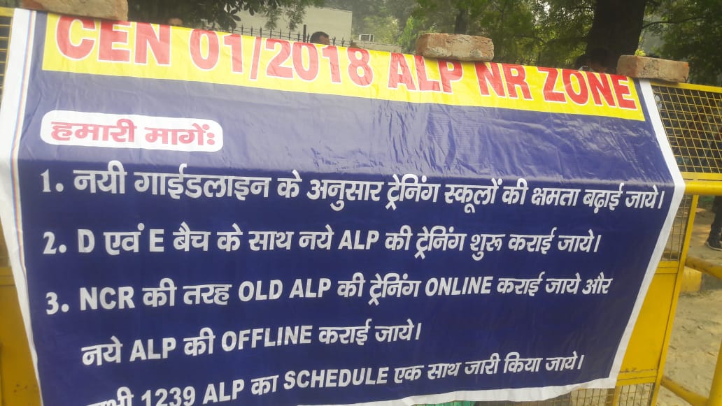 kgpalpbherogar's tweet photo. @GMSERAILWAY @drmkgp @srdpockp @srdpokgp @DRMCKP @ADRARAIL @serailwaykol @narendramodi @PMOIndia @PiyushGoyal @TheLallantop @ANI @yadavtejashwi @RahulGandhi  @ndtv 
Sir
SER kgp adra ckp ki new alp ki training ke liye humlogo se yahi karna chati he ki hum bhi HQ Jakar yahi kare. https://t.co/FtA21EnKks