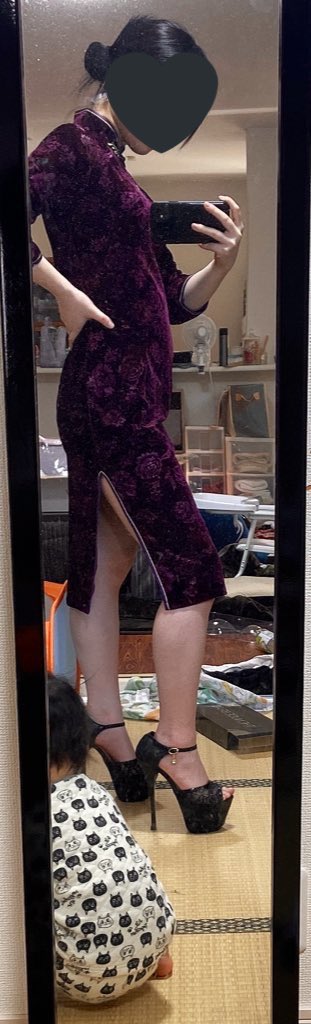 MRTM0224's tweet photo. 仕事再開したので店用のドレス買ったし、再開した途端にハロウィンコスプレイベントでゲロ吐いてまう(チャイナドレス買った)(久々の16cmヒールで死ぬ)(掃除する暇なくて部屋が世紀末) https://t.co/x64meYGbqN