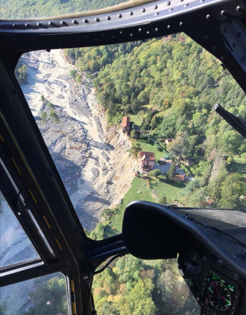 Fier de l’aviation légère de l’@armeedeterre qui, entre le 4 et le 18 octobre, a transporté 110 tonnes de fret et évacué 950 personnes grâce à l’engagement de 2 PUMA et 2 CAIMAN de la BE 2eRHC et de la 4eBAC.
#TempêteAlex
#FiersdeNosSoldats
#SoldatsdelaNation