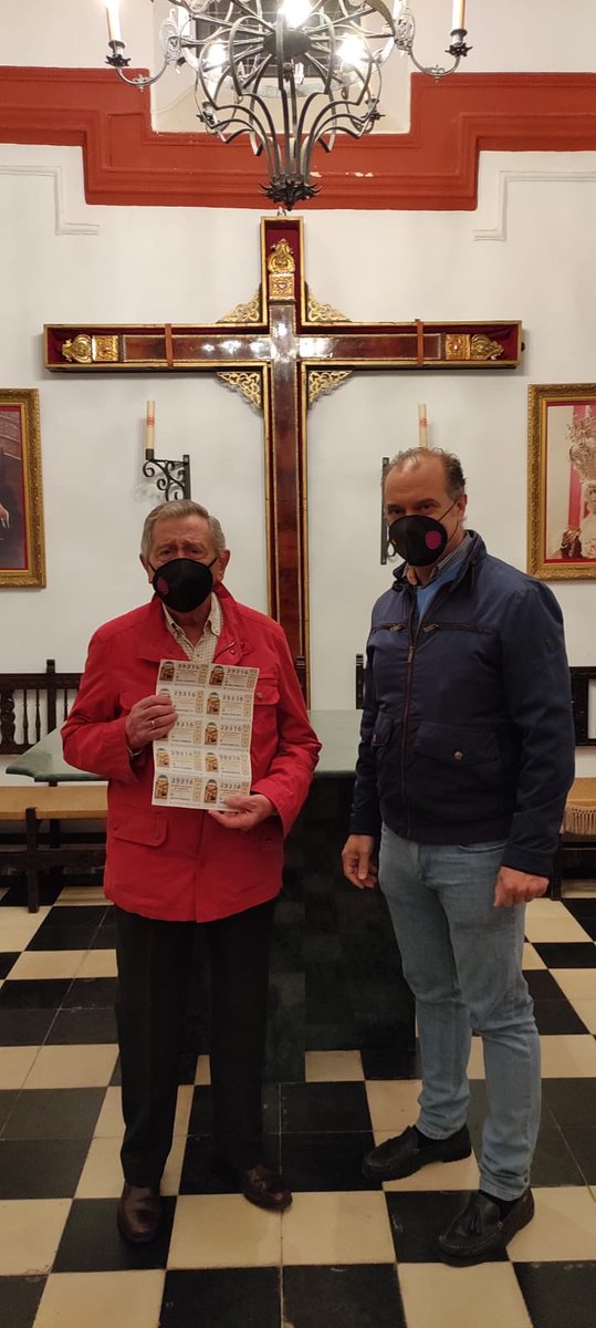 NtroJesus's tweet photo. 🍀 En la tarde del viernes se hizo entrega del billete de lotería de Navidad  (10 décimos) a nuestro hermano D. Juan Rosa, poseedor de la papeleta con el número 9252.

¡Enhorabuena Hermano!

Recordamos que aún quedan algunos décimos disponibles‼️ https://t.co/tQRcwzbBBB