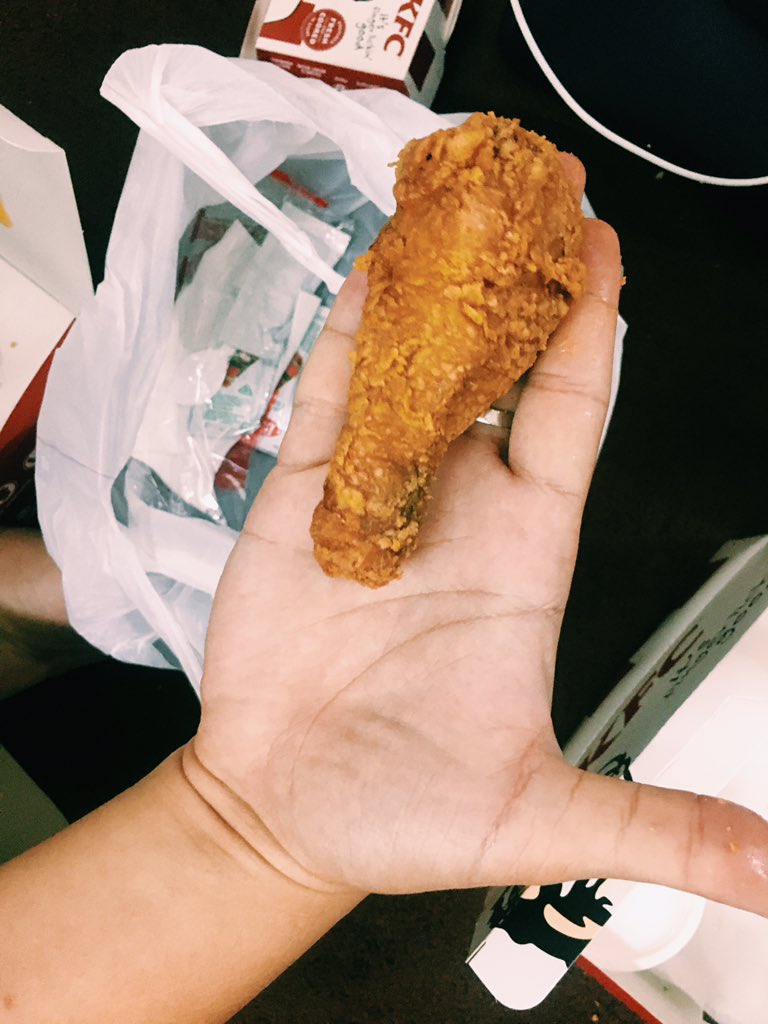 tykaQaka's tweet photo. aku je ke rasa ayam kfc ni mkin lama mkin kcik je...dh la sayor n mayo dlm beger pon cm  serba slah je nk letak sis menengoknye.. seciput je.. lupa nk snap. haih. mybe last da ni mkn kfc mlainkn mengidam bbenooo 😑 https://t.co/Fp4dwDL8oq