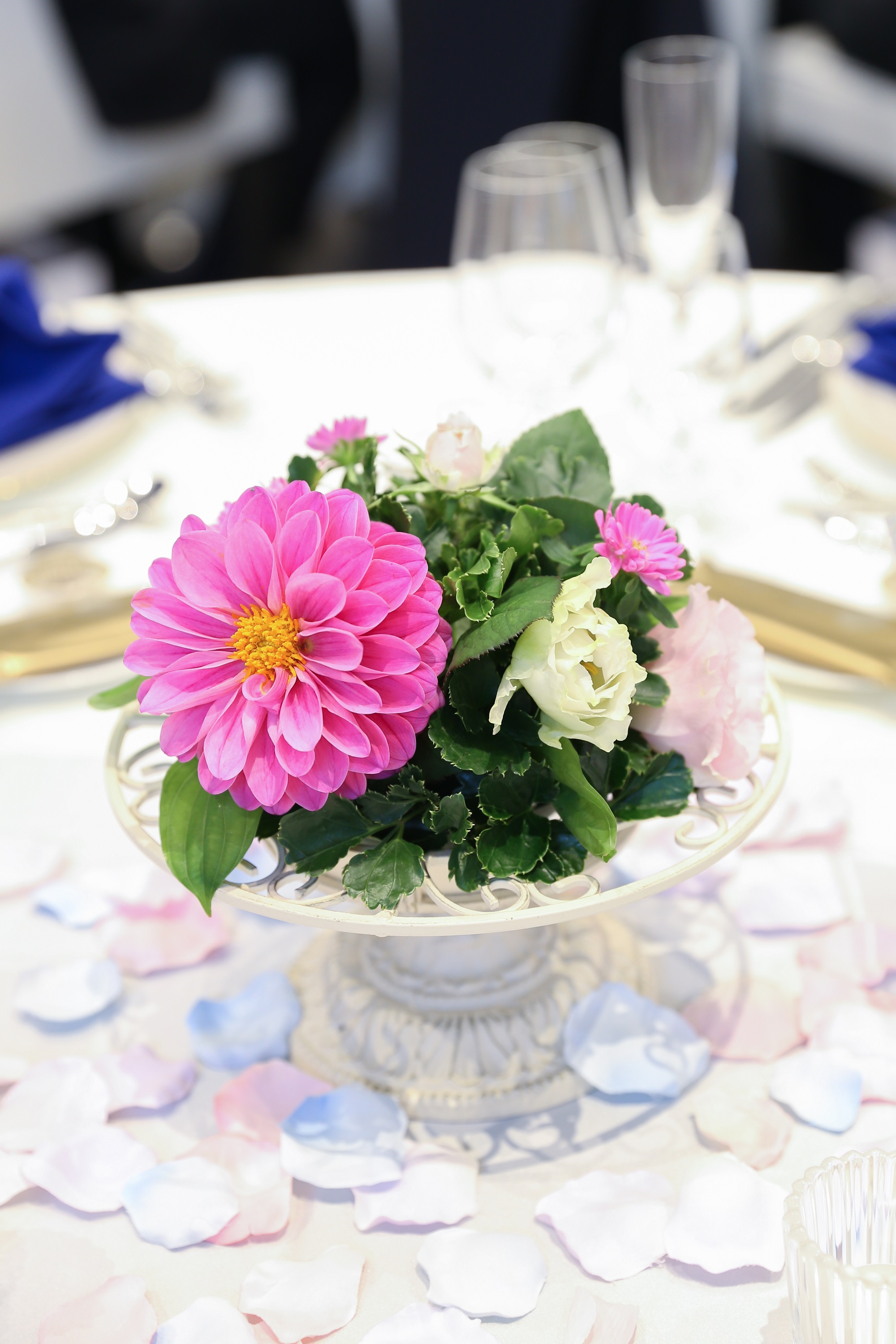 ステラ デル アンジェロ 本日はゲストテーブル装花のご紹介 パーティ会場やドレスに合わせて フラワーコーディネータがおふたりに寄り添いながらご提案 おふたりのお好きな世界観にコーディネート ステラデルアンジェロ ステラ花嫁 装花