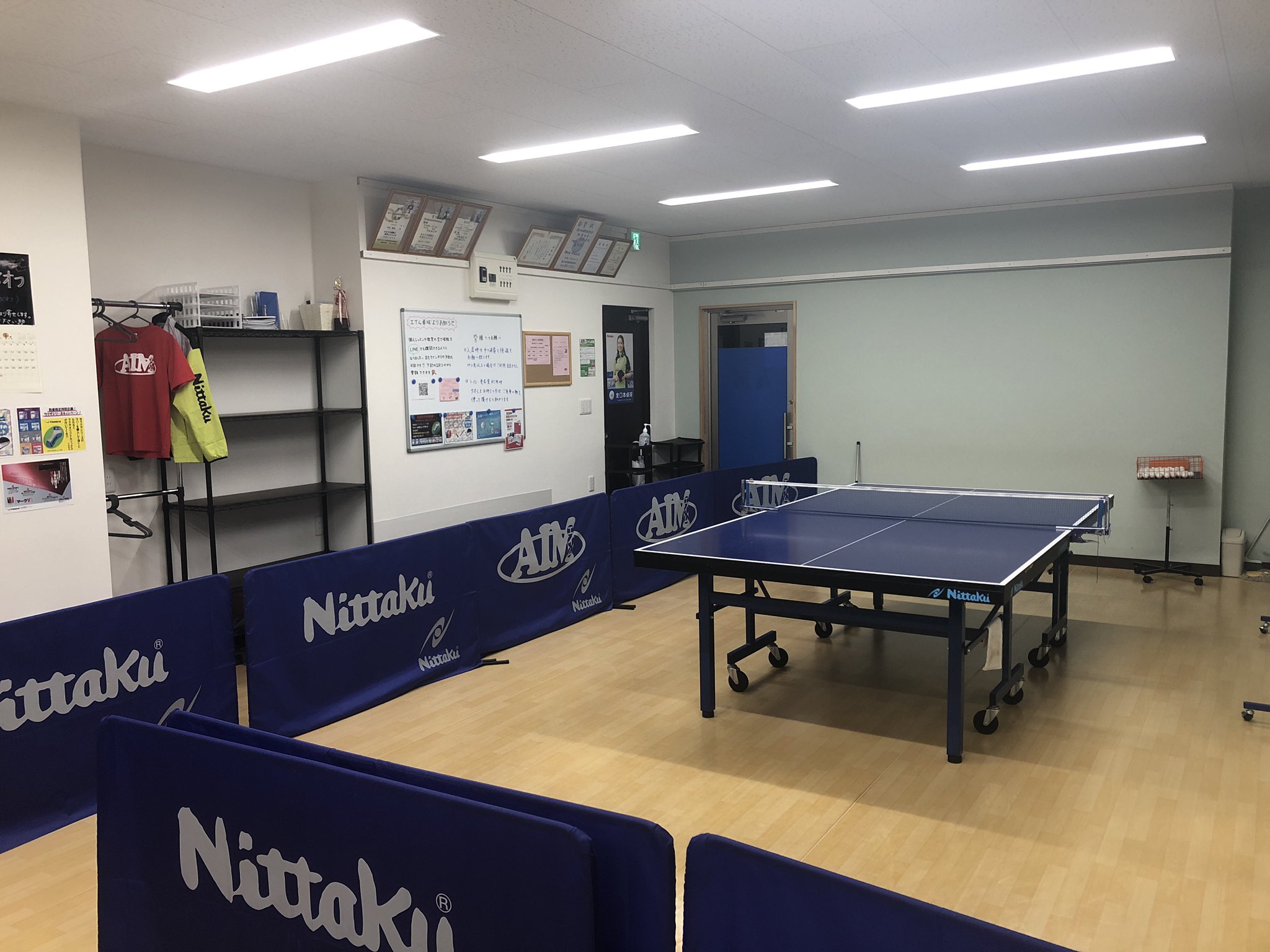 エイム卓球 新しい荷物置きとハンガーラックを設置しました 椅子の配置も変えたため 前よりも卓球スペースが広くなりました