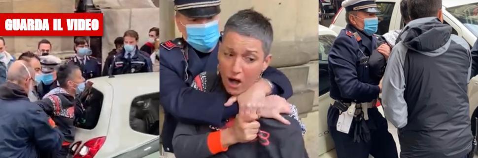 A Firenze una donna è stata arrestata mentre era a passeggio con il cane perchè non indossava la mascherina. Il racconto di un testimone: "Le hanno messo le mani al collo, sembrava che la strangolassero". ilgiornale.it/news/cronache/…