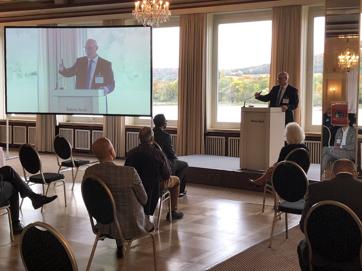 BauerBene's tweet photo. Detlef Holz, Erster Stadtrat der Stadt Leer und Bundesvorsitzender der BAG-KOMM eröffnet heute morgen den Kommunalen Finanzgipfel von @BehoerdenNews im Rheinhotel Dreesen in Bonn. https://t.co/gquOrQ8bvk