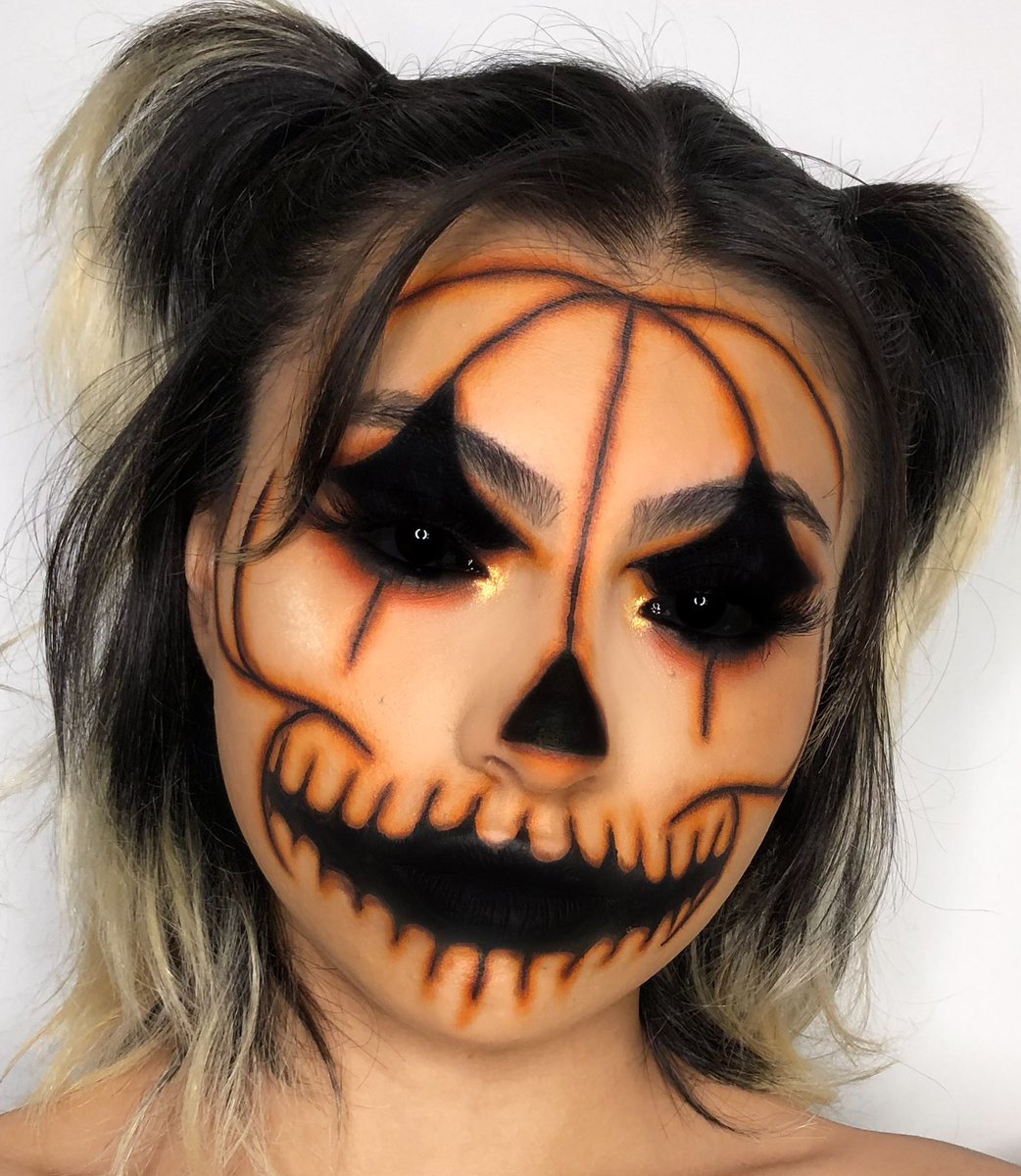 heysofimakeup's tweet photo. 31 days of Halloween is going amazing so far 🎃🖤 SHOW ME SOME OF YOU FAV HALLOWEEN LOOKS YOU HAVE CREATED OR THAT SOMEONE ELSE DID !!✨✨ https://t.co/9aeLDKuTRL