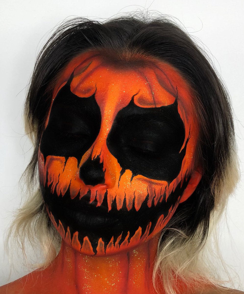heysofimakeup's tweet photo. 31 days of Halloween is going amazing so far 🎃🖤 SHOW ME SOME OF YOU FAV HALLOWEEN LOOKS YOU HAVE CREATED OR THAT SOMEONE ELSE DID !!✨✨ https://t.co/9aeLDKuTRL