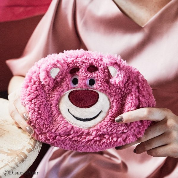 Maison De Fleur Toy Story Lotso Collection 10 31 Sat より全国ショップにて販売開始 くまシリーズ第2弾 ピンクカラーが可愛いdisney Amp Pixar トイ ストーリー3 のテディベア ロッツォ のアイテムが初登場 公式通販ストライプクラブでは 10 30