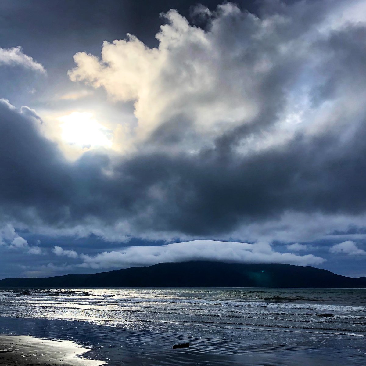 templetonf's tweet image. Wild skies and sea #LabourWeekend #sunset #Kāpiti