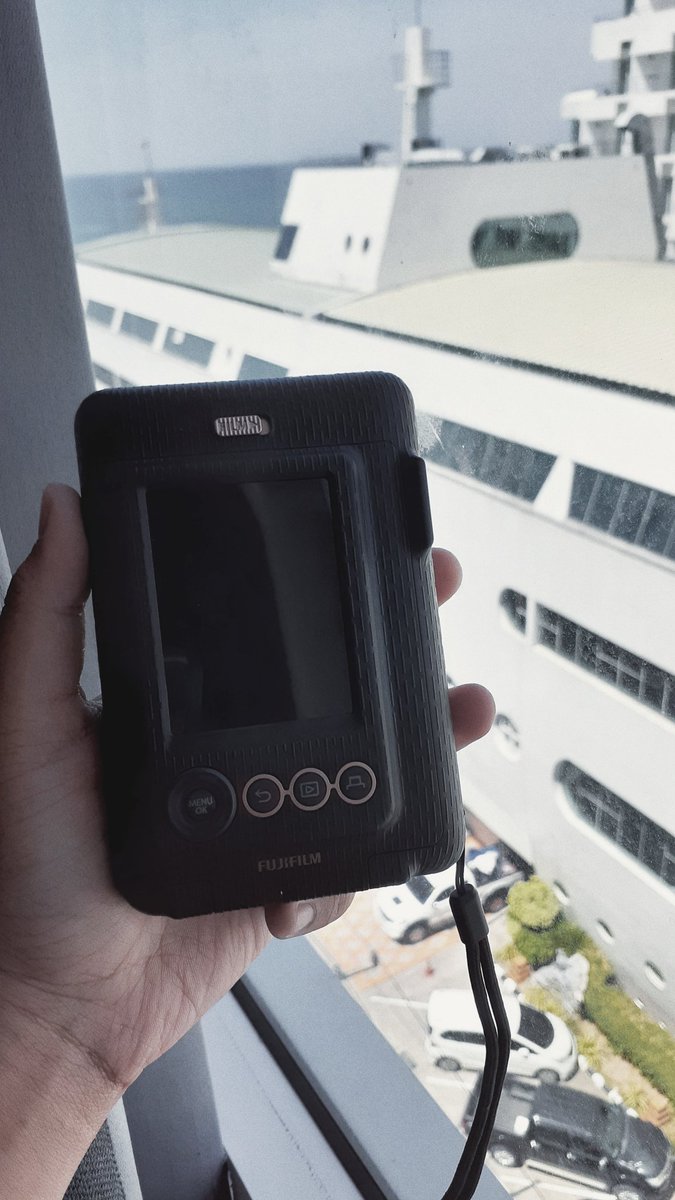 ttimeinabottlee's tweet photo. ขายต่อค่ะ instax mini liplay พึ่งซื้อมา4000 ราคาต่อรองได้ ประกัน3ปี เหมือนของใหม่ แถมการ์ด16GB ยังไม่มีรอยเลย  อุปกรณ์ครบกล่องถุง สายชาจ ส่งปณฟรี(พ้อมโอนส้งฟรี).หรือนัดรับ(แฟชั่น / บางเขน / รัชโยธิน / ตามbts )ได้ค่ะ
#Instax #miniliplay #ขายกล้อง #กล้องโพลารอยด์ https://t.co/Mtx2NnRN4c