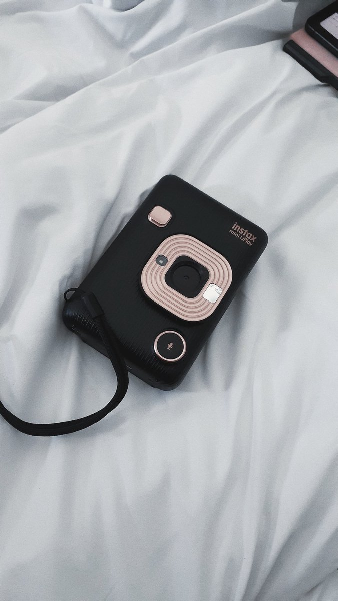 ttimeinabottlee's tweet photo. ขายต่อค่ะ instax mini liplay พึ่งซื้อมา4000 ราคาต่อรองได้ ประกัน3ปี เหมือนของใหม่ แถมการ์ด16GB ยังไม่มีรอยเลย  อุปกรณ์ครบกล่องถุง สายชาจ ส่งปณฟรี(พ้อมโอนส้งฟรี).หรือนัดรับ(แฟชั่น / บางเขน / รัชโยธิน / ตามbts )ได้ค่ะ
#Instax #miniliplay #ขายกล้อง #กล้องโพลารอยด์ https://t.co/Mtx2NnRN4c