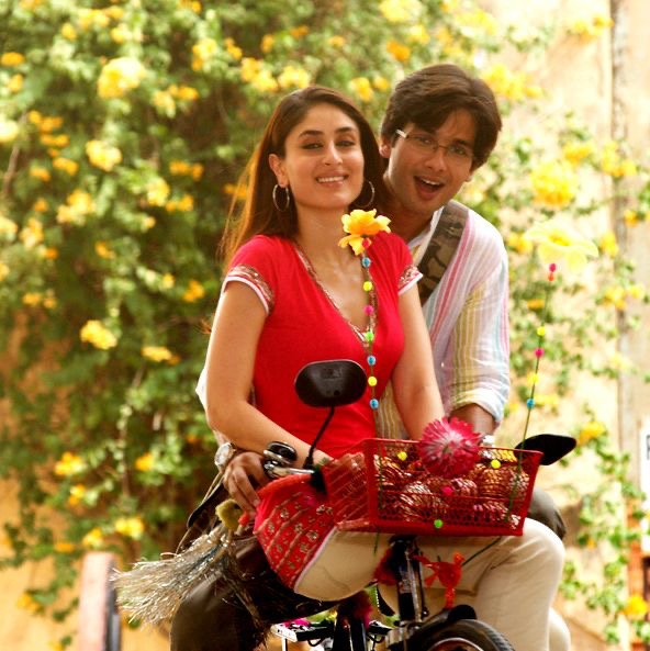 filmfare's tweet photo. #ShahidKapoor and #KareenaKapoorKhan’s #JabWeMet completes 13 years after release. #13YearsOfJabWeMet https://t.co/nNZpQ8B3r2