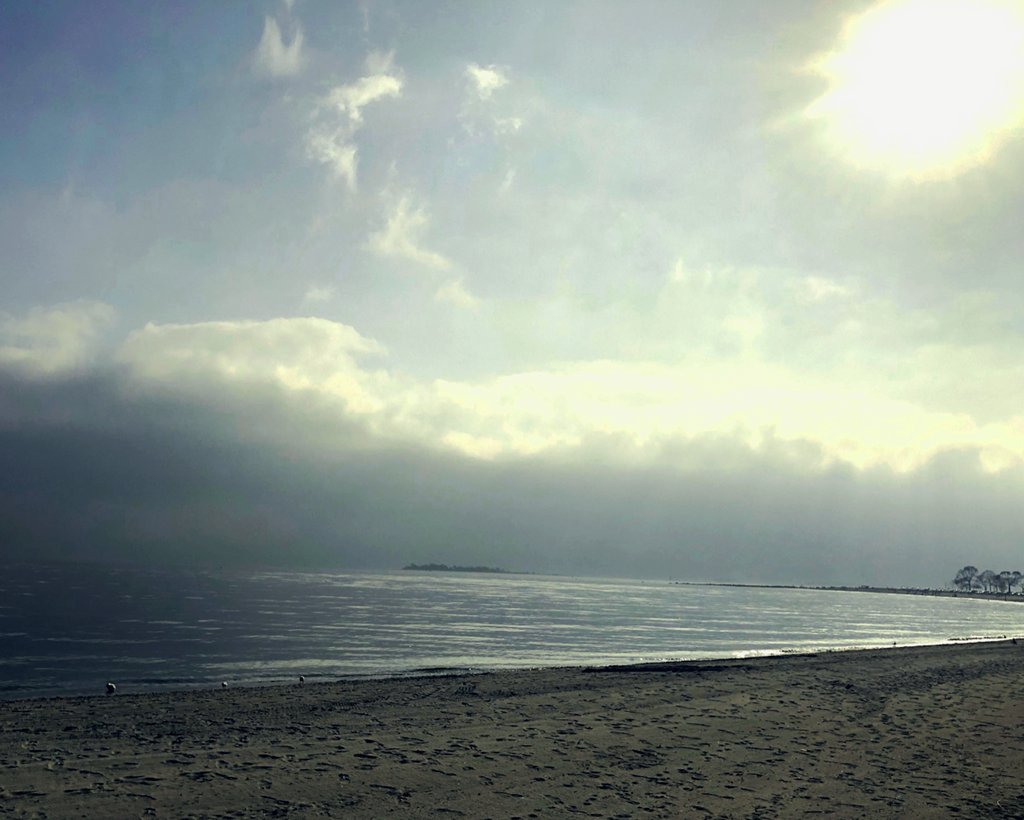 KetchmanFineArt's tweet photo. Here is a picture I took while we walked on the beach the other day.  I thought there was dramatic October light.  I guess it’s the last gasp of summer! 
https://t.co/XFlEmWfDgf

#BeachWalk
#Octoberlight
#EndofSummer
#DramaticSky
#CompoBeach
#WestportCT https://t.co/xq7Jo0cSeo