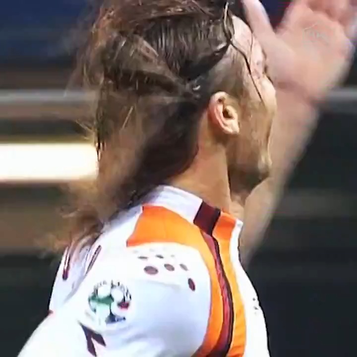 Happy birthday, Francesco Totti. Watching on loop for a couple of hours. Bye. 