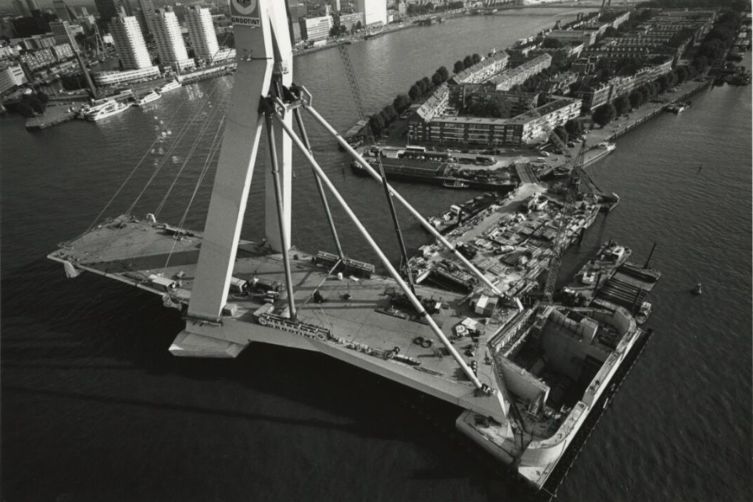 De Erasmusbrug in aanbouw, 1995-1996. De fotograaf is Hajo Piebenga en de foto komt uit het <a href="/stadsarchief010/">Stadsarchief 010</a>