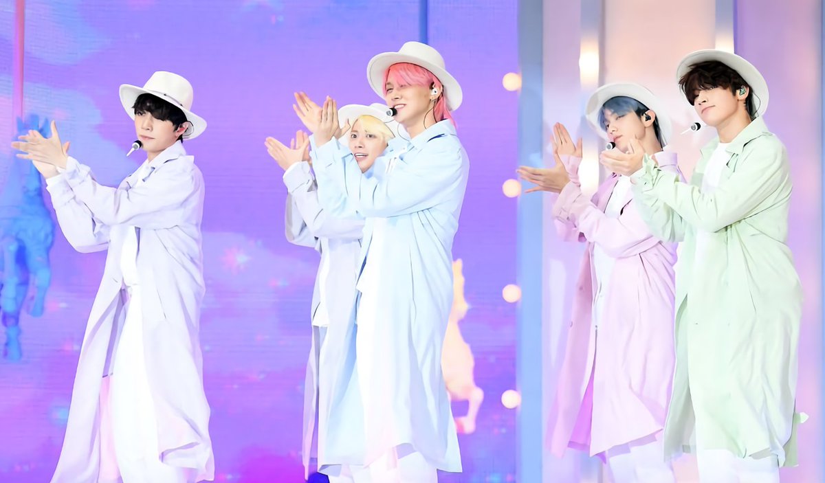 btsgaveme2wings's tweet photo. 📰: Durante el showcase del comeback de TXT, Huening Kai reveló que poco después de que ellos vieran la presentación de "Filter" hecha por Jimin en el concierto "MOTS: ON: E" de @BTS_twt, todos ellos ganaron inspiración para tener pistas sobre como presentar su más nueva canción. https://t.co/RDODjDhQcY