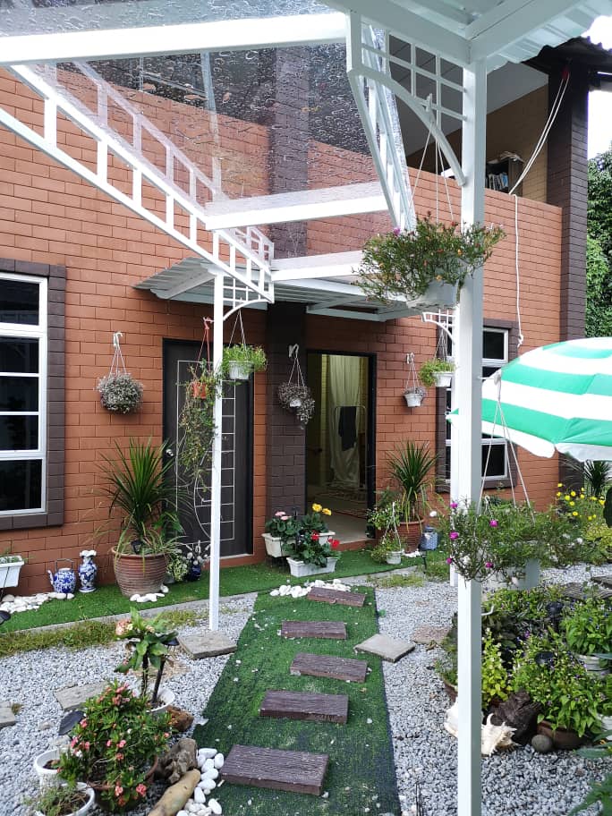 yamanoid's tweet photo. Rumah aku baru siap pasang laluan beratap ni n kitaorang buat atap clear. Bonus tak tersangka adalah boleh tengok kucing tidur dari bawah. https://t.co/GJfSbo1Fji