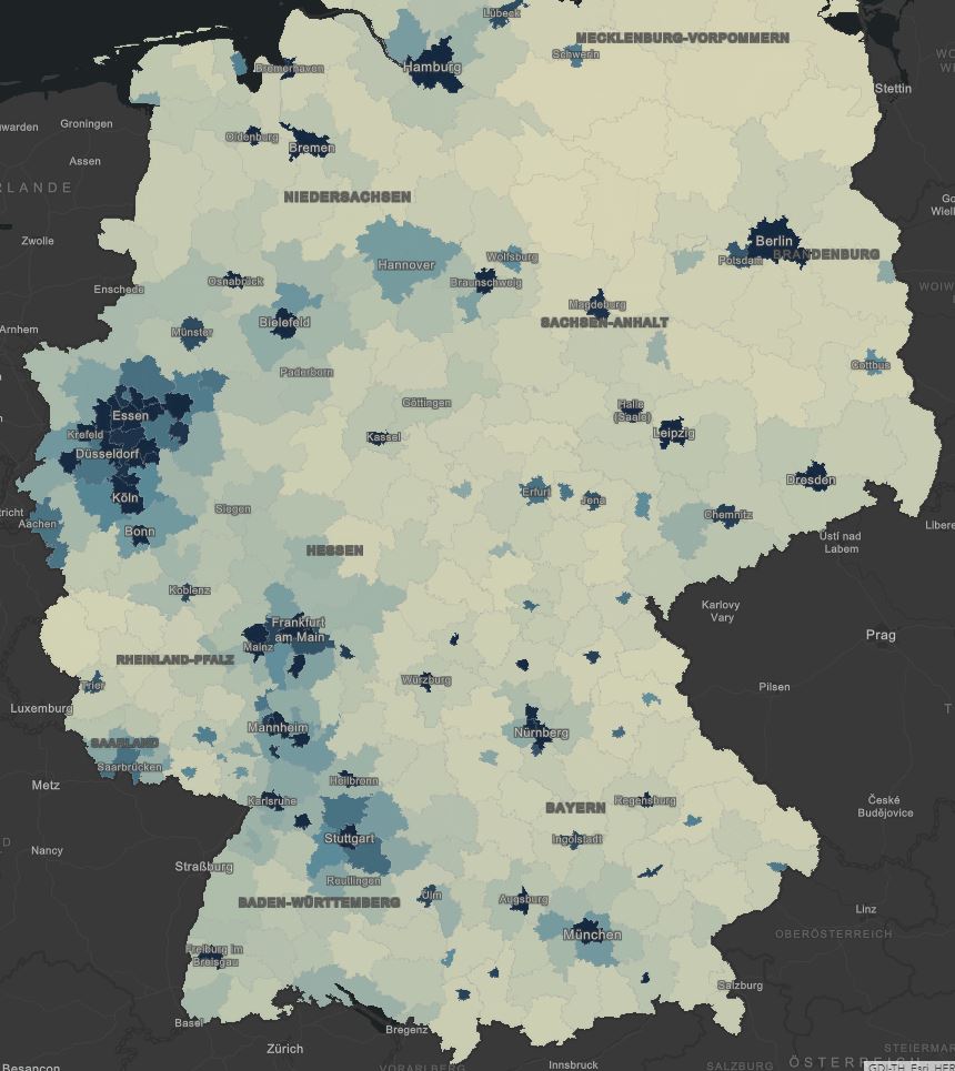 Gerd_Buziek's tweet photo. #COVID19 #Fallzahlen #Einwohnerdichte regionale Besonderheiten und lokale Effekte einmal ausgeklammert:  Zusammenhang mit #Bevölkerungsdichte offensichtlich... Mehr #Daten sind gut für bessere Modelle - aber hilft das wirklich und wie funktioniert der Link zu unserem  Verhalten? https://t.co/QCi8XkDFut