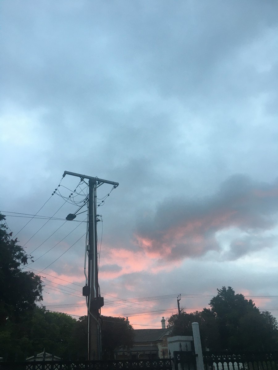 BLUE HOUR BRO AMAZING FABULOUS I LOVE IT FAC ALBUM 10/10 GO LISTEN NOW
this was the sky when blue hour dropped 💙💖 https://t.co/wMR3eadwkV