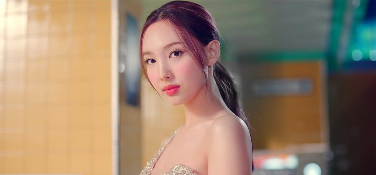 archivenayeon's tweet photo. MA'AM HOW CAN I SERVE YOU? https://t.co/cYNj3iMzh8