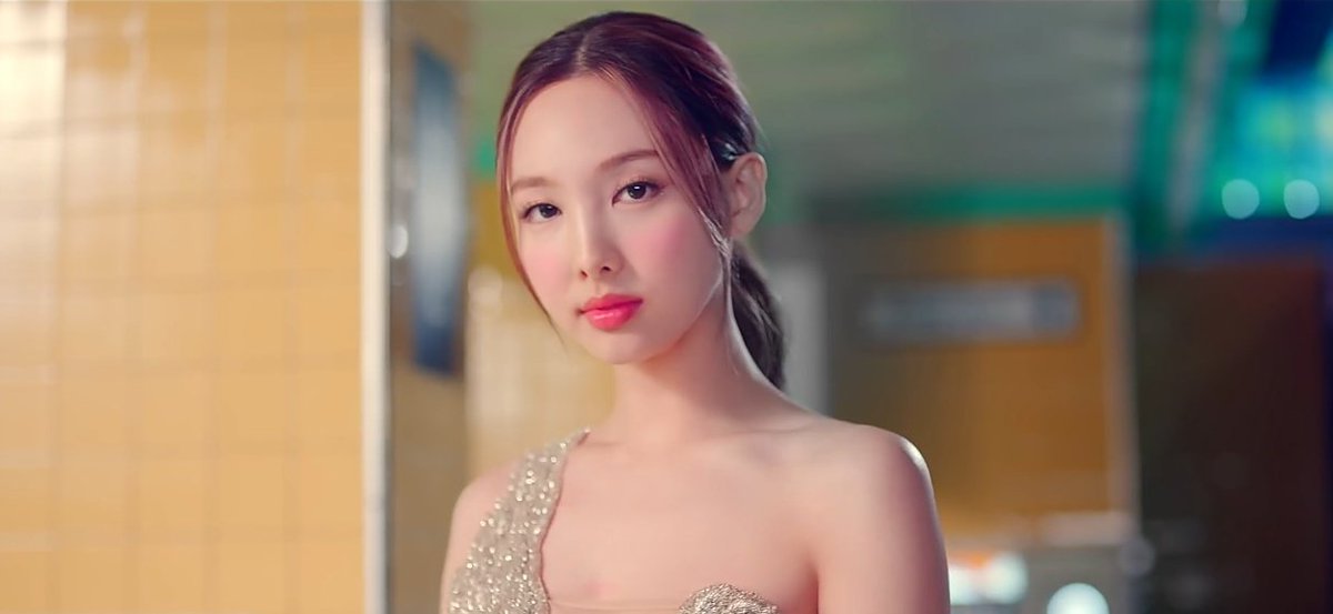 archivenayeon's tweet photo. MA'AM HOW CAN I SERVE YOU? https://t.co/cYNj3iMzh8