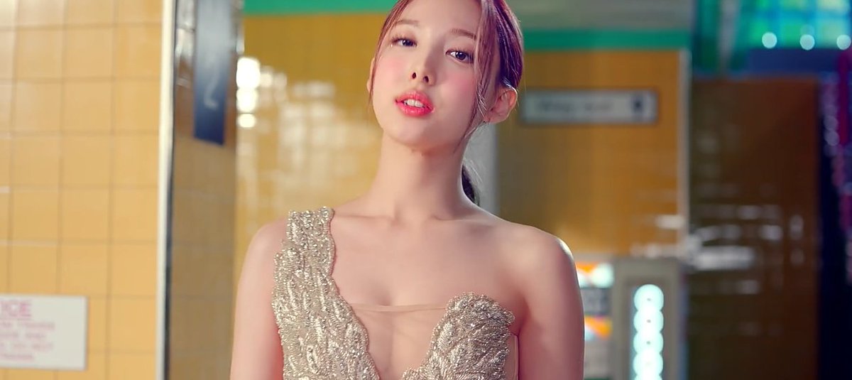 archivenayeon's tweet photo. MA'AM HOW CAN I SERVE YOU? https://t.co/cYNj3iMzh8