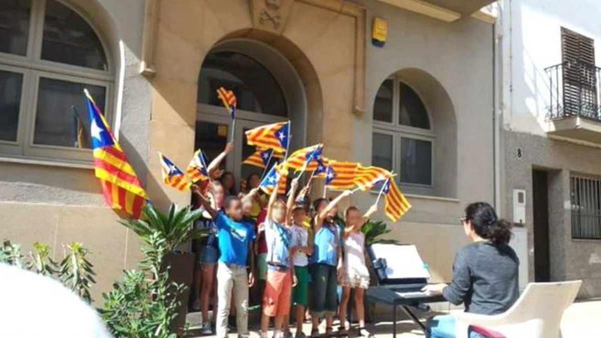 edeapie's tweet photo. Convalidada la Ley Celaá con el apoyo de Podemos los partidos nacionalistas y separatistas. Quita la competencia a la Alta Inspección para verificar si se respetan los derechos lingüísticos de los alumnos, quedará en manos de la Generalitat. 👉https://t.co/B8fAnrCNa5 https://t.co/JEdMUMt8FT