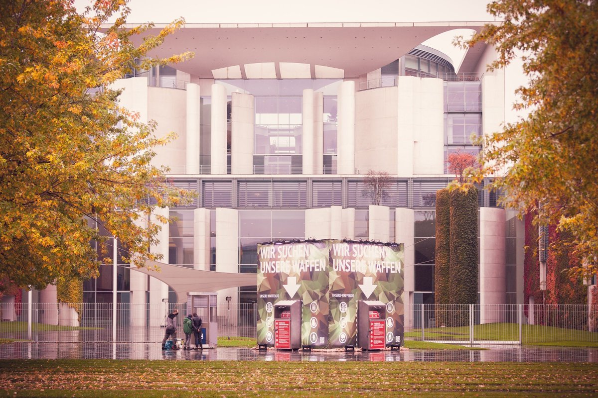 BREAKING: Waffen-Rückgabestation vor Bundeskanzleramt eingerichtet! +++ Verteidigungsministerin sichert Angehörigen der Bundeswehr, die Kriegsgerät zuhause vergraben haben, bei Rückgabe bis 31. Oktober Straffreiheit zu! +++ Die Waffenabgabe erfolgt anonym: unsere-waffen.de