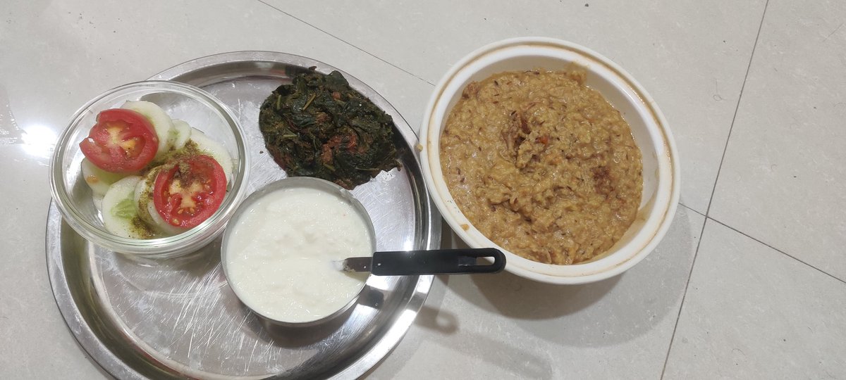 Meal 3 lunch I take carbs this time.Made soya khichdi perfect combination of Protein and carbs.. Too much for being "privileged" .. With a serving of palak on side.This clean eating is coming out so costly I am telling you have spend 66₹ on 3 meals 