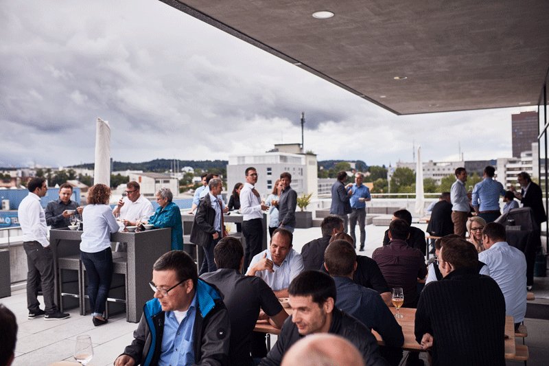 Sosehr wir den persönlichen Austausch wie hier an einem der vergangenen <a href="/HHMgruppe/">HHM Gruppe</a> Kaderapéros mögen und brauchen: Aktuell nutzen wir unsere digitalen Möglichkeiten und wir arbeiten wo immer möglich von zu Hause. Es braucht jetzt diesen #ZweitenRuck. Wir leisten unseren Beitrag.