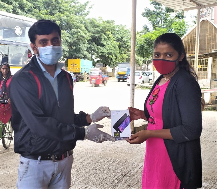 SRFFoundation's tweet photo. #Bridgingthedigitaldivide for our school community through distribution of Tablet computers to 60+ students to ensure #learningendures for regular online classroom teaching-learning under our @Brillio_CSR Tab Based Learning Program at #Bengaluru, #Karnataka.
#digitalinclusion https://t.co/1kJTsPw63A