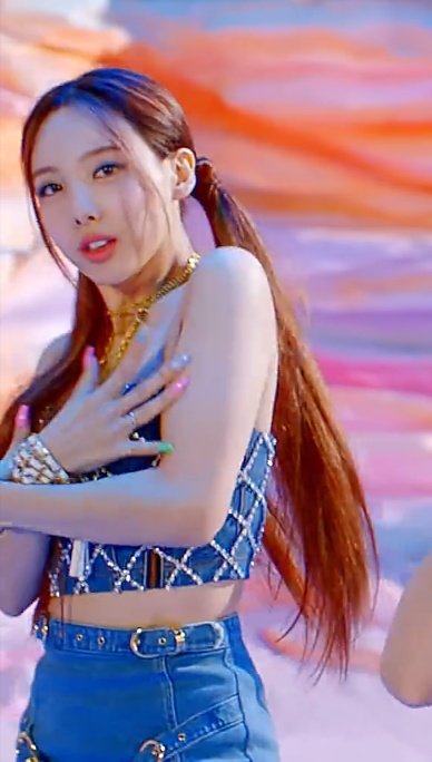 archivenayeon's tweet photo. NAYEON IN THIS OUTFIT!!!!! https://t.co/goDOrk3pJf