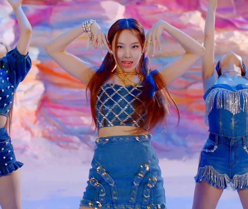 archivenayeon's tweet photo. NAYEON IN THIS OUTFIT!!!!! https://t.co/goDOrk3pJf