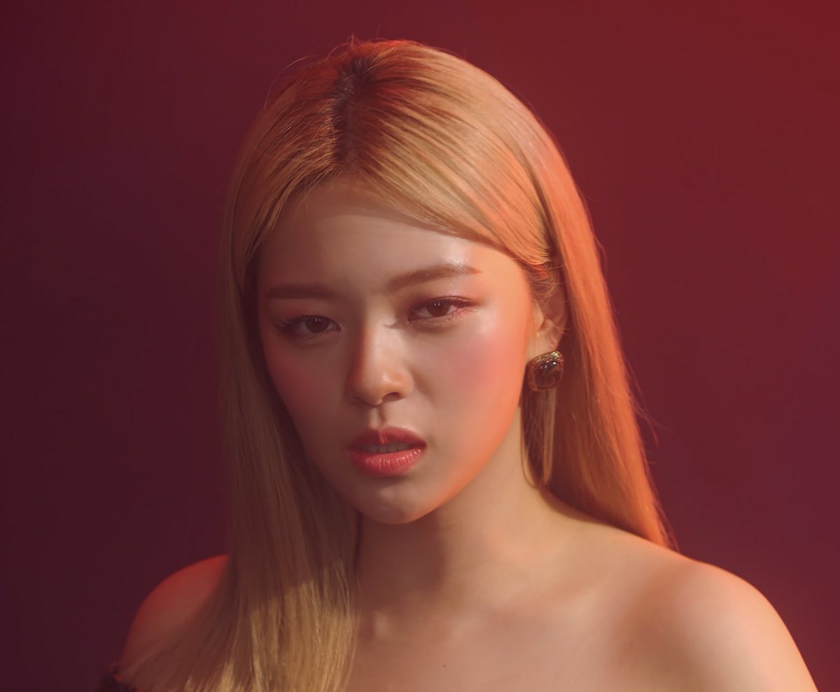 twiceshidae's tweet photo. I SWEAR YOO JEONGYEON'S VISUAL IS OUT OF THIS WORLD https://t.co/3Hf8Y596dY