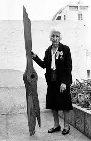 Carmela Combe fue la primera mujer aviadora en Perú. Aunque sus compañeros estaban en contra de que una mujer pilotase, ella lo consiguió. Su carrera acabó poco después, aunque fue distinguida con la "Cruz Peruana al Mérito Aeronáutico" en 1960.