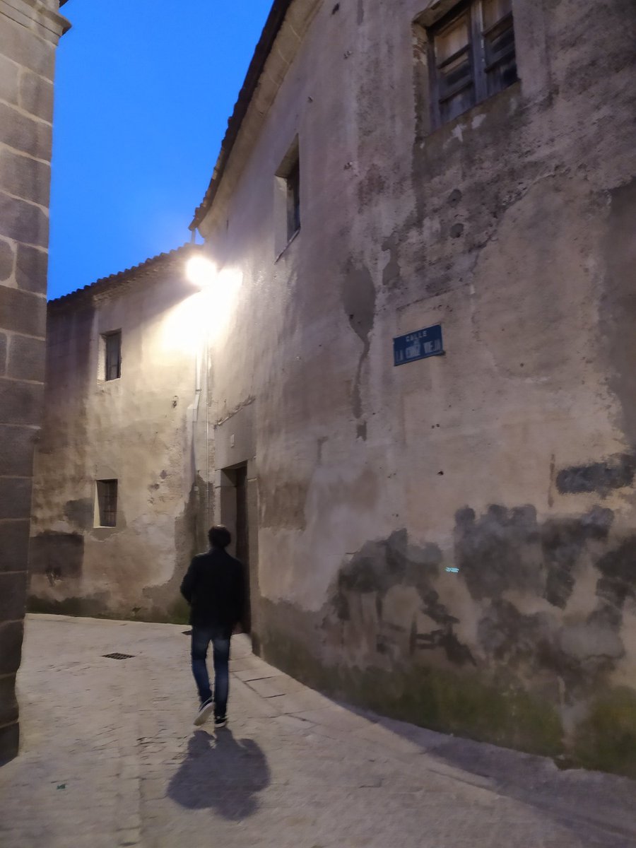 viajandoenfurgo's tweet image. #ÁvilaPorMuchasRazones.
Llega la noche y #Ávila invita a conocer esas leyendas que ocurrieron o no en esta ciudad. La visita guiada #LeyendasDeÁvila de @Avila_Turismo habla de mártires, santos, cine y algún fantasma. Muy entretenida para toda la familia #viajarenfamilia