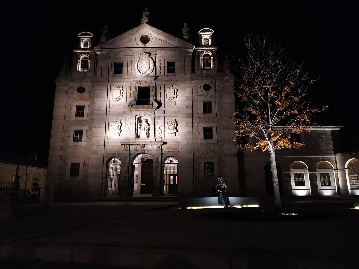 viajandoenfurgo's tweet image. #ÁvilaPorMuchasRazones.
Llega la noche y #Ávila invita a conocer esas leyendas que ocurrieron o no en esta ciudad. La visita guiada #LeyendasDeÁvila de @Avila_Turismo habla de mártires, santos, cine y algún fantasma. Muy entretenida para toda la familia #viajarenfamilia