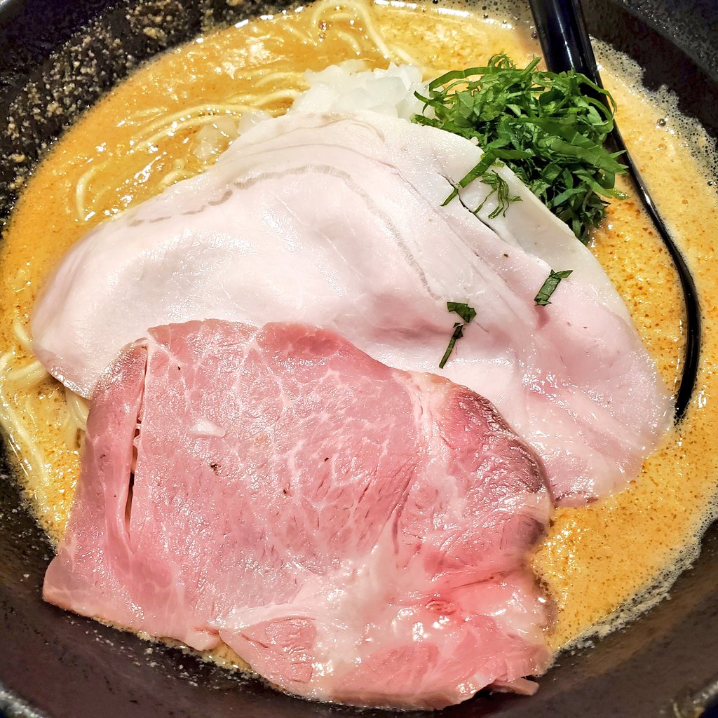 y_yo4ma3's tweet photo. 昨日は丿貫さんへ🍜鮟肝白湯とのり玉。私にとっては最高のお店の1つですわ😁それにしても行列がすごいですねぇ😅 #布施 #ラーメン #大阪ラーメン #丿貫 https://t.co/C9ZidCHgav