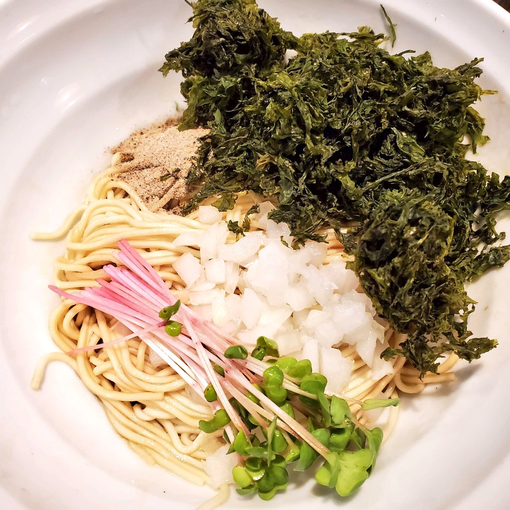 y_yo4ma3's tweet photo. 昨日は丿貫さんへ🍜鮟肝白湯とのり玉。私にとっては最高のお店の1つですわ😁それにしても行列がすごいですねぇ😅 #布施 #ラーメン #大阪ラーメン #丿貫 https://t.co/C9ZidCHgav