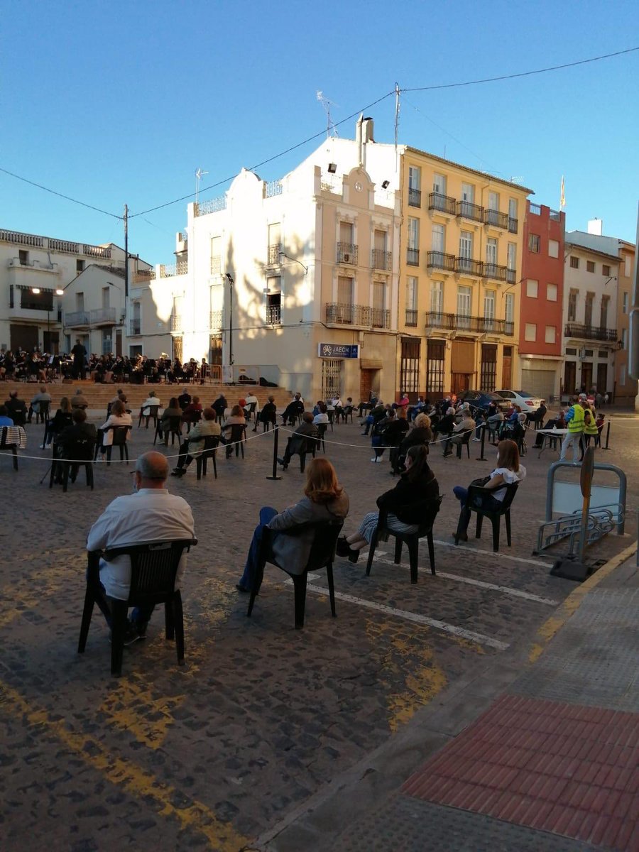 alberic_ayto's tweet photo. 😍 La SUM Alberic va donar a donar dissabte una nova exhibició de qualitat, alegrant-nos la vida una miqueta. Sempre, complint totes les mesures de seguretat contra la pandèmia. La cultura és vida. I la Societat Unió Musical, més 🎼 https://t.co/BQ0Z83qzHS